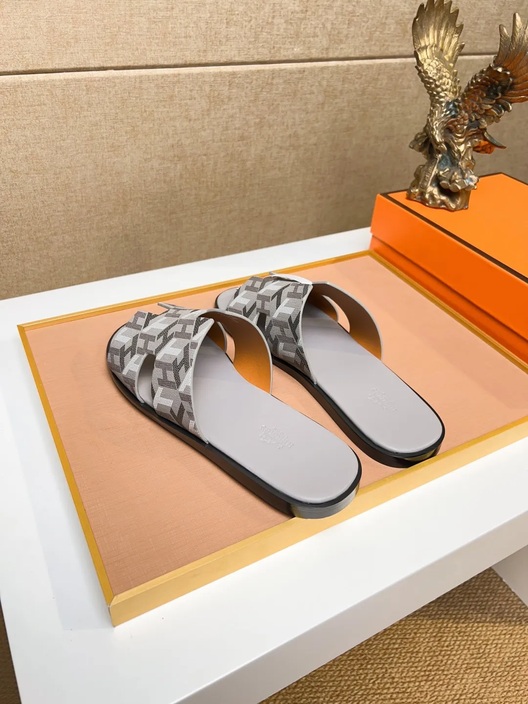 Men's clothing and shoes 💰280 💅💅💅 new arrival. Hermes Hermes official website latest counter synchronized new oran color leather H slippers, the original Paris version flew back to the original model and opened the mold to make it perfectly🍌The highest quality Sincerity, you can enter and leave the counter at will [Deyi] The upper is made of original customized  colored palm prints, crocodile print, ostrich print, colored cow leather, colored cow suede, 🤔 horse hair, 🥳 colored diamonds, 🥰 3D printing, and other genuine leather slippers, imported cow pattern foot pad lining, Italian  latest original genuine leather combination outsole Code number: 38-48 (customized at 46.47.48) Can be made into picture combination sole with genuine leather pattern and ordinary molded outsole